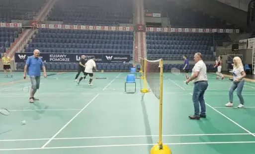 Na zdjęciu hala i zawodnicy podczas gry w Badmintona