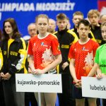 Grupa młodziezy na zawodach sportowych