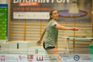 Dziewczynka grająca w badmintona