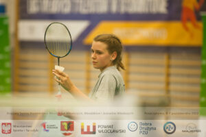 Dziewczynka grająca w badmintona