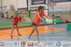 Dziewczynki grające w badmintona