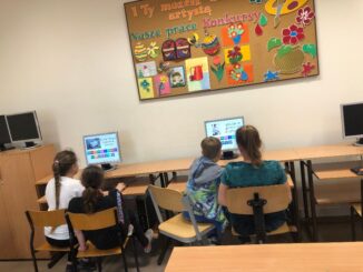 Dzieci siedzące przy komputerach