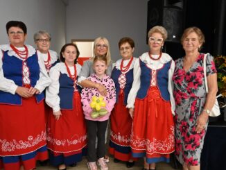 zespół folklorystyczny, kobieta i dziecko