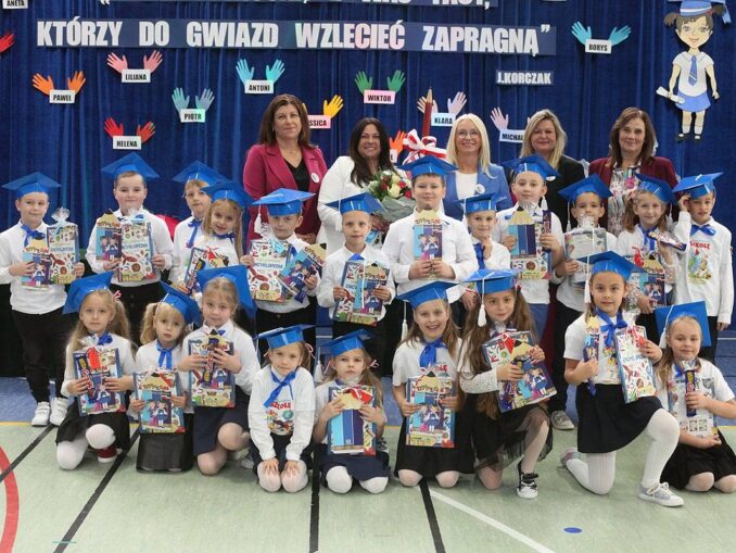 Ślubowanie klasy pierwszej w Szkole Podstawowej z Oddziałami Integracyjnymi im. Janusza Korczaka w Smolniku